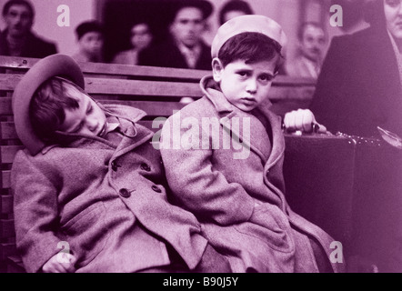 FL3167, AHNEN FOTO; Zwei Jungs sitzen am Bahnhof Stockfoto