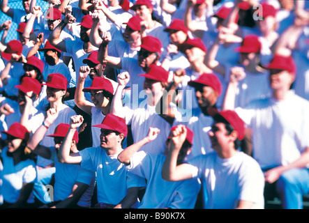 FL3476, ERSTE LICHT; Masse tragen weiße T-shirts rote Baseball-Kappen Stockfoto