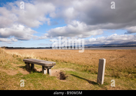 Bank und Pfad Wegpunkt auf Küstendünen in National Nature Reserve auf Menai Strait. Newborough Warren Anglesey North Wales UK Stockfoto