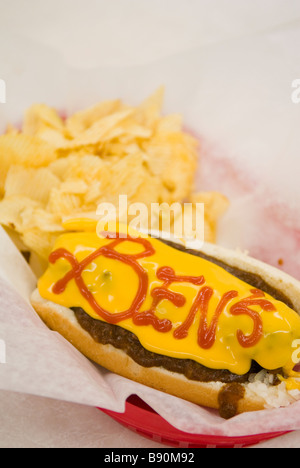 Hälfte-Rauch-Hot-Dog in Ben es Chili Bowl, Landmark Restaurant U Street NW Washington, District Of Columbia, USA, Nordamerika Stockfoto