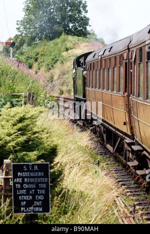 Dampfzug, der mit der Severn Valley Railway von Arley abfährt, um eine Zweigbahnszene aus den 1950er und 1960er Jahren zu rekonstruieren Stockfoto