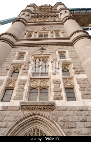 Auf der Suche nach Skywards am Fuße der südlichen Turm der Tower Bridge Stockfoto