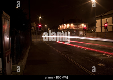 Erstellen von Lichtspuren durch Langzeitbelichtung Stockfoto