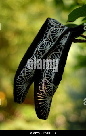 Traditionelle bulgarische handgemachte Schuhe an einem Baum hängen Stockfoto