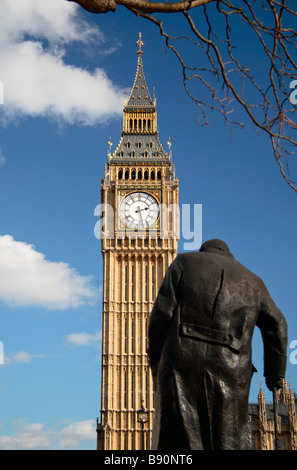 Elizabeth Tower oder Big Ben am Palace of Westminster, London mit der Statue von Sir Winston Churchill.  Mar 2009 Stockfoto