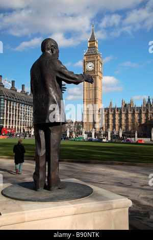 Elizabeth Tower Clock Tower (Big Ben) und die Nelson-Mandela-Statue in Parliament Square, London. Stockfoto