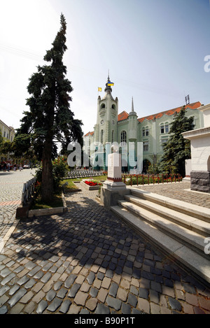 Rathaus & Denkmal MUKATSCHEWO UKRAINE MUKATSCHEWO UKRAINE 23. August 2007 Stockfoto