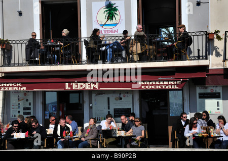 Schönes Frankreich, große Menschenmengen, 'French Cafe', 'French Brasserie Restaurant', Gehweg, überfüllte Terrassentische, 'L'Eden Pizzeria' vorne Stockfoto