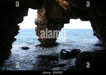 Die Cala del Moraig erodierten Bogen am Playa del Moraig, Benitachell, Spanien. Stockfoto