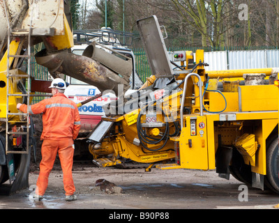 Arbeiter, die Bereitstellung von Zement Stockfoto