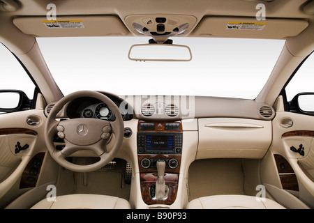 2009 Mercedes-Benz CLK-Klasse CLK350 in blau - Armaturenbrett, Mittelkonsole, Getriebe Schalthebel Ansicht Stockfoto