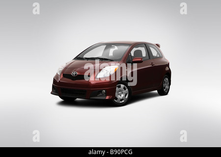 2009 Toyota Yaris S rot - Winkel-Vorderansicht Stockfoto