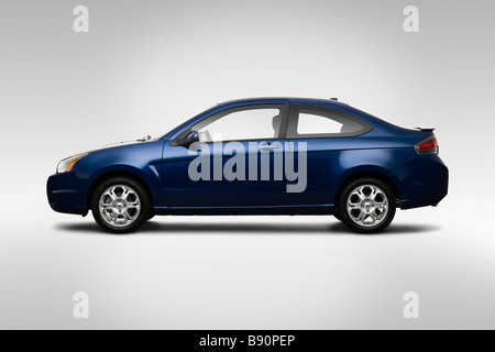 2009 Ford Focus SE blau - Fahrer Seitenprofil Stockfoto