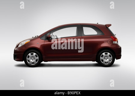 2009 Toyota Yaris S rot - Treiber Seitenprofil Stockfoto