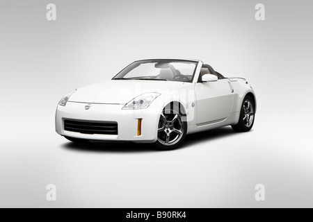 2009 Nissan 350Z Roadster in weiß - Winkel-Vorderansicht Stockfoto