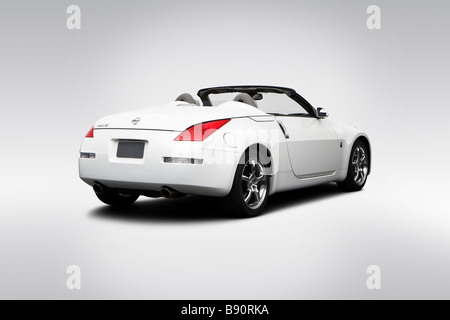 2009 Nissan 350Z Roadster in weiß - Winkel Rückansicht Stockfoto