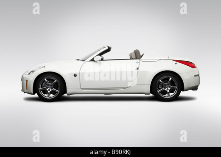 2009 Nissan 350Z Roadster in weiß - Treiber Seitenprofil Stockfoto