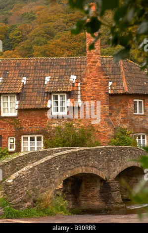 Traditionelle Pack Pferd Brücke und Häuschen am Allerford auf Exmoor Somerset UK Stockfoto