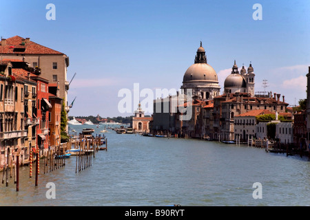 Canal Grande Venedig, von Ponte Dell Academia, mit Basilika di Santa Maria della Salute im Hintergrund. Stockfoto