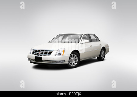 2009 Cadillac DTS-Luxus in weiß - Winkel-Vorderansicht Stockfoto