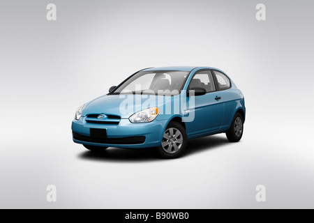 2009 Hyundai Accent GS in Blue - Front angle Ansicht Stockfoto