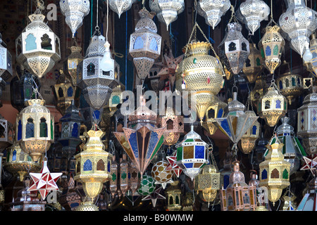 Lampen für Verkauf, traditionelle Shop im Souk, Djemaa El Fna, Marrakesch, Marokko Stockfoto