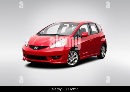 2009 Honda Fit Sport in rot - Winkel-Vorderansicht Stockfoto