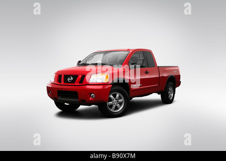 2009 Nissan Titan PRO-4 X rot - Winkel-Vorderansicht Stockfoto