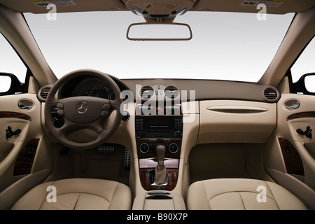 2009 Mercedes-Benz CLK-Klasse CLK350 in schwarz - Armaturenbrett, Mittelkonsole, Getriebe Schalthebel Ansicht Stockfoto