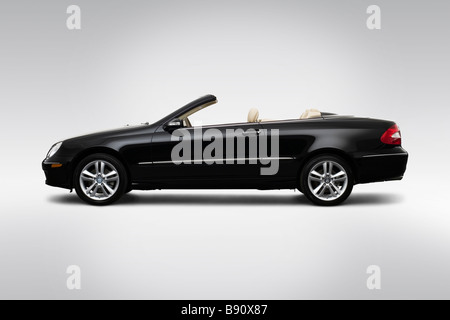 2009 Mercedes-Benz CLK-Klasse CLK350 in schwarz - Treiber Seitenprofil Stockfoto