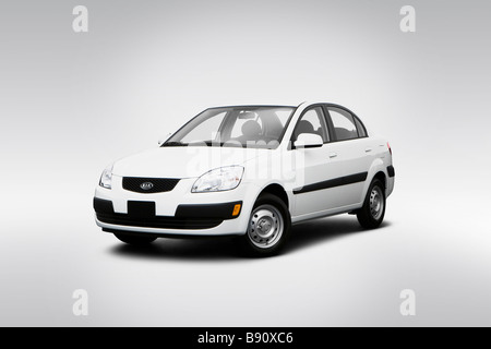 2009 Kia Rio Basis in weiß - Winkel-Vorderansicht Stockfoto