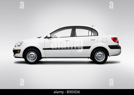 2009 Kia Rio Basis in weiß - Treiber Seitenprofil Stockfoto