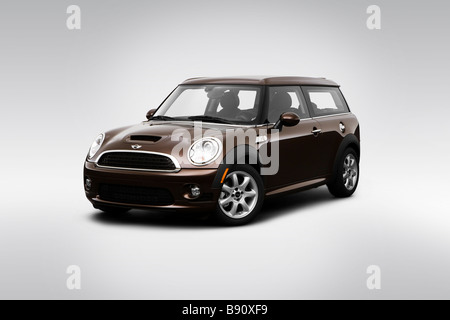 2009 Mini Cooper Clubman S in Beige - Winkel-Vorderansicht Stockfoto