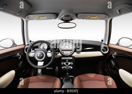 2009 Mini Cooper Clubman S in Beige - Armaturenbrett, Mittelkonsole, Getriebe Schalthebel Ansicht Stockfoto