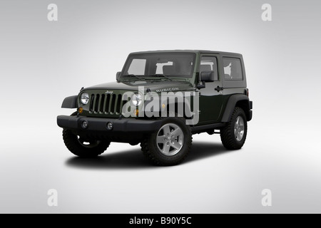 2009 Jeep Wrangler Rubicon in grün - Winkel-Vorderansicht Stockfoto
