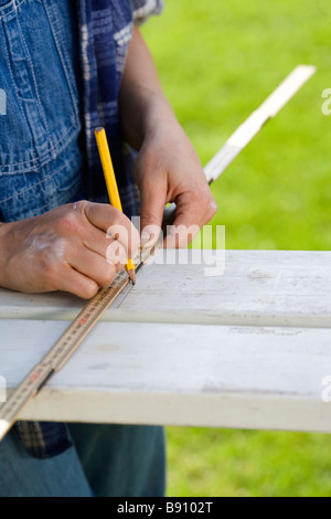 Eine Frau, Zimmerei in einem Garten Schweden zu tun. Stockfoto