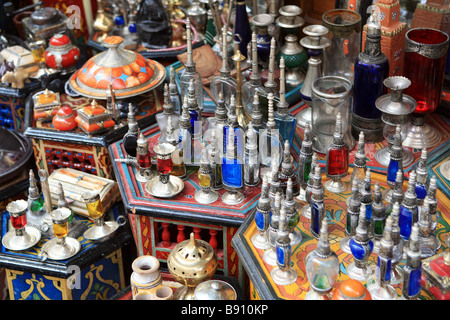 Lampen und Trödel zu verkaufen, traditionelle Shop im Souk, Djemaa El Fna, Marrakesch, Marokko Stockfoto