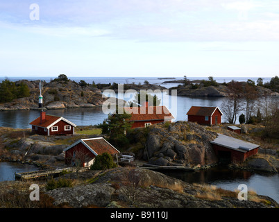 Häuser und ein Leuchtturm Tjust Archipel Schweden. Stockfoto