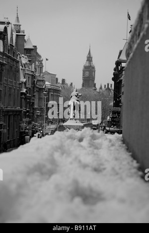 Verschneite Aussicht vom Trafalgar Square hinunter in Richtung London Big Ben, Houses of Parliament, Whitehall Stockfoto