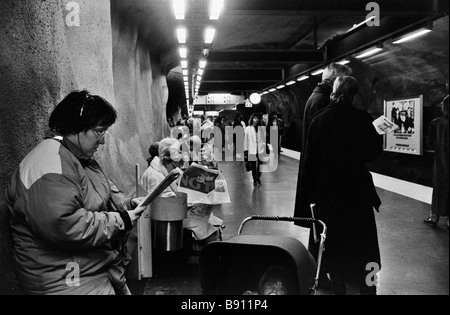 U-Bahn in Stockholm, Passagiere warten auf Zug Stockfoto