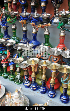 Traditionelle Wasserpfeifen für Haschisch zu rauchen, auf Verkauf im Souk, Marrakesch, Marokko. Stockfoto