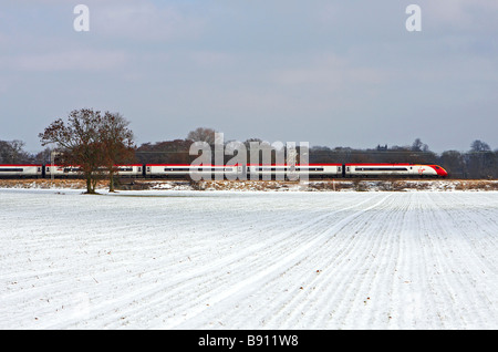 Jungfrau Pendolino Geschwindigkeiten von Süden durch Dordon Tamworth mit Manchester Piccadilly London Euston Service auf 03 02 09 Stockfoto