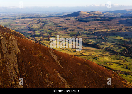 Blick vom Blencathra im englischen Lake District nach Osten über die A66 in Richtung große Mell fiel und kleine Mell fiel Stockfoto