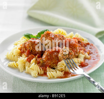 Fleischbällchen in Tomatensauce und Nudeln Stockfoto