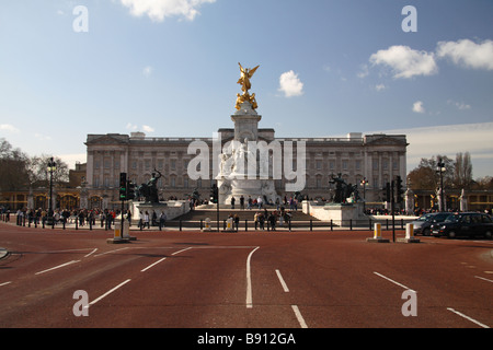 Die Queen Victoria Memorial und dem Buckingham Palace von der Mall, London gesehen. Mar 2009 Stockfoto