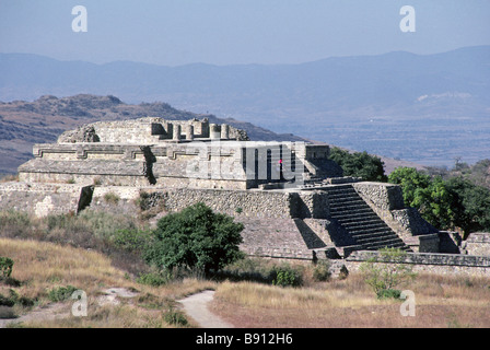 Einen Blick auf eines der steinernen Tempeln am Monte Alban eine 1 000 Jahre alten Zapoteken-Stadt in der Nähe von Oaxaca, Mexiko, in der südlichen Sierra Madre Stockfoto