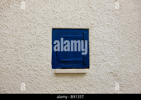 Blaue Tür gegen eine weiße Wand Stockfoto