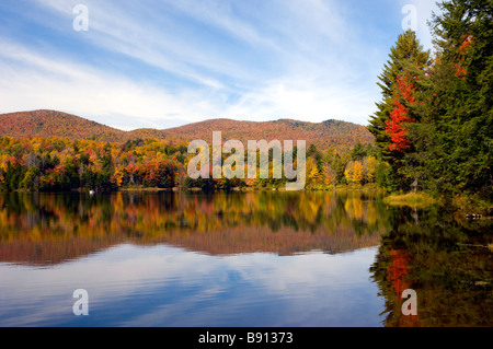 Ein ruhiger See mit Reflexionen und Laub Herbstfarben im ländlichen Vermont USA Stockfoto