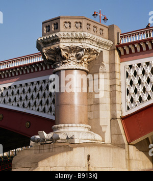 Blackfriars Bridge über die Themse, London. Detail der Kanzel wie Strebepfeiler Stockfoto