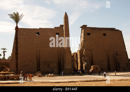 Luxor-Tempel-Ruinen, ersten Pylon und Obelisk von Ramses II, Theben, Ägypten, [Nordafrika], UNESCO-Weltkulturerbe Stockfoto